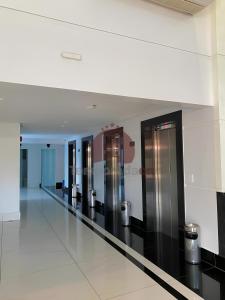 卡达斯诺瓦斯Piazza diRoma的建筑物里一排银色电梯