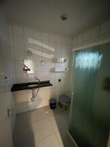 瓜鲁雅Quarto Duplo Costa brava的带淋浴和卫生间的浴室