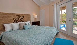 乔治镇St Francis Resort的一间卧室设有一张床和一个滑动玻璃门