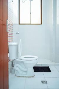 苏克雷Encantador y amplio departamento en zona tranquila的一间带白色卫生间的浴室和窗户。
