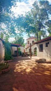波特雷里约斯El Torreón Lodge的一座庭院,其背景是一座建筑和树木