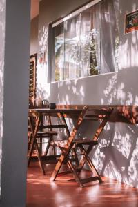 皮帕La Serena Hostel的一张木桌和椅子