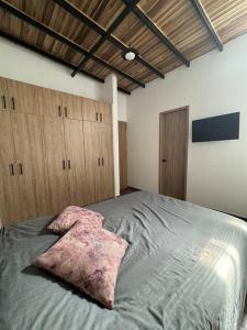 Hermoso apartamento en Pamplona客房内的一张或多张床位