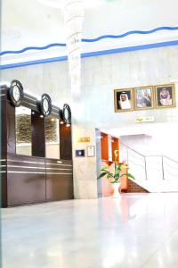 延布Safa PARK HOTEL YANBU فندق صفا بارك ينبع的建筑物内带金属门的走廊