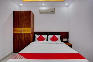 兰奇Oxygen的卧室配有带红色枕头的白色床