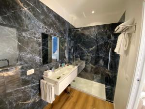 罗马Belltower Elegans的一间带水槽和镜子的浴室
