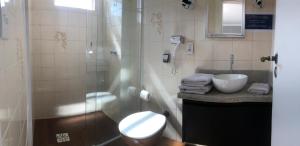 弗洛里亚诺波利斯MONTE LÍBANO HOTEL II的带淋浴、卫生间和盥洗盆的浴室
