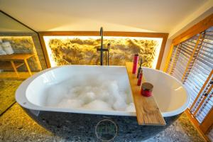 OrllanHoliday Villas的浴室内装有泡沫浴缸