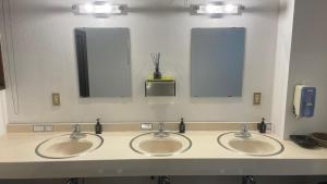 白马村Iimori Vista的一间设有三个水槽和两个镜子的公共浴室