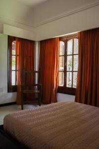 圣何塞Amplio chalet en zona centro的一间卧室配有一张床、一把椅子和窗户。