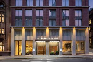 格拉斯哥AC Hotel by Marriott Glasgow的一座标有酒店标志的建筑