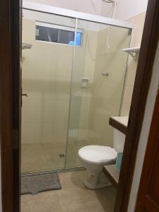 萨迈帕塔Casa Rural Doña Blanca的浴室设有玻璃淋浴间和卫生间