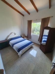 萨迈帕塔Casa Rural Doña Blanca的一间卧室配有一张床和镜子