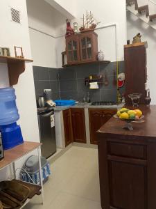 萨迈帕塔Casa Rural Doña Blanca的厨房在柜台上放一碗水果