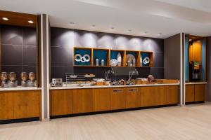 钱伯斯堡SpringHill Suites by Marriott Chambersburg的厨房配有木制橱柜和台面
