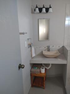 San CarlosHotel Vista Mag-Bay的一间带水槽和镜子的浴室