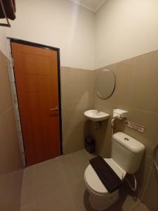 雅加达Pondok Indah24 Hotel的一间带卫生间和水槽的浴室