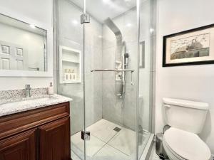 多伦多Newly Renovated Home in Toronto Near Subway的带淋浴和卫生间的浴室
