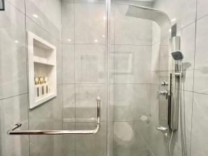 多伦多Newly Renovated Home in Toronto Near Subway的带淋浴的浴室和玻璃门