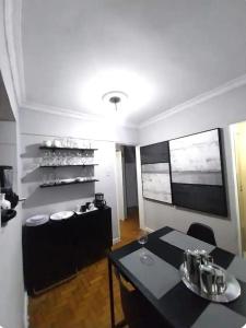 里约热内卢Magnífico apartamento的用餐室配有桌子和带酒杯的架子