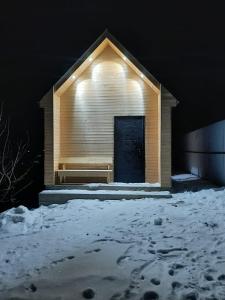 SatyEldos_Kolsai的雪中有一扇门的建筑