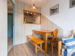 莫尔济讷Appartement Avoriaz, 2 pièces, 5 personnes - FR-1-314-264的小房间设有木桌和椅子