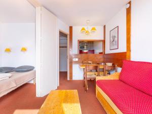 莫尔济讷Appartement Avoriaz, 2 pièces, 5 personnes - FR-1-314-260的客厅配有沙发和桌子