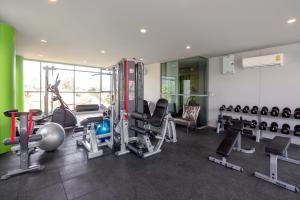 普吉岛班陶海滩丽晶酒店的健身中心和/或健身设施