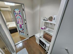 大阪난바역 도보5분 시내중심 MORI Apartment的一间设有镜子和冲浪板的房间