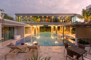 邦涛海滩普吉岛班陶海滩丽晶酒店的一座带游泳池的房子的图象
