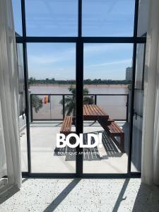 金边BOLD! apartment @ Riverside的阳台的窗户享有风景,配有野餐桌。