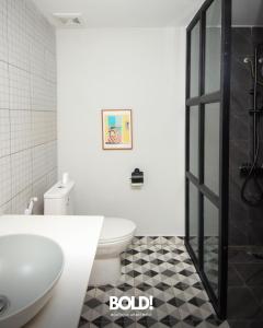 金边BOLD! apartment @ Riverside的一间带卫生间和玻璃淋浴间的浴室