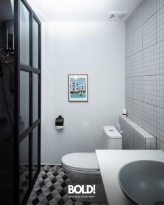 金边BOLD! apartment @ Riverside的白色的浴室设有卫生间和水槽。