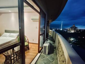 古晋Kuching City Center Riverbank Suites With Marvelous River View的市景阳台(带1张床)
