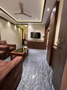 门格洛尔Hotel Mangalore Stay INN的带沙发和电视的客厅