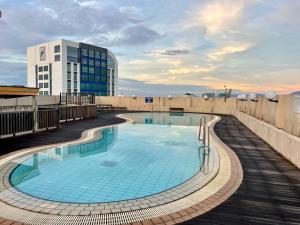 古晋Kuching City Center Riverbank Suites With Marvelous River View的建筑物屋顶上的游泳池