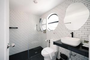 Bang SuMitt Haus (Lat Phrao Soi 5)的白色的浴室设有水槽和卫生间。