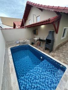 蒙加瓜Casa na Praia com Piscina - Mongaguá - Drake House的一座带游泳池和房子的别墅