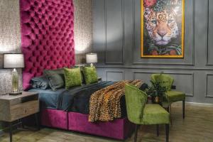 卡利Hotel Osvé Boutique Cali的一间卧室配有一张床,画着一幅老虎画