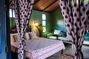 阿利鲍格Bohemyan Blue Stay的一间卧室配有床和窗帘
