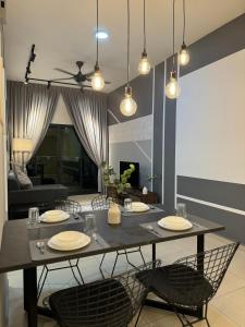 吉隆坡Reizz Residence By Leo Suites的客厅配有餐桌和椅子