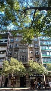 贝尔格莱德Authentic Belgrade Centre Apartments的一座大型建筑,前面有人