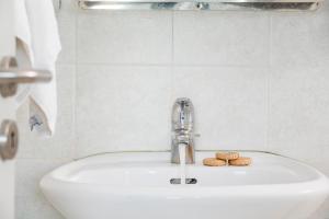 伊奥斯乔拉艾克缇昂酒店的浴室水槽配有水龙头和2个饼干