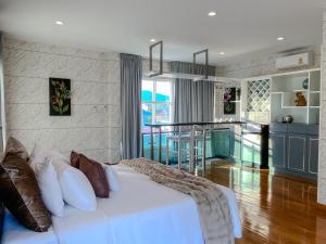 清迈NanaH Tha Phae Private House的一间带白色床的卧室和一间厨房