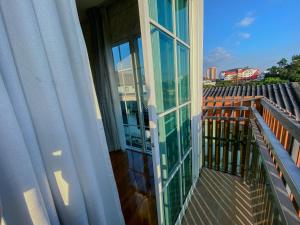 清迈NanaH Tha Phae Private House的大楼内带玻璃门的阳台