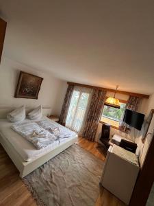 普鲁茨奥地利海斯汽车旅馆的卧室配有白色的床和窗户。