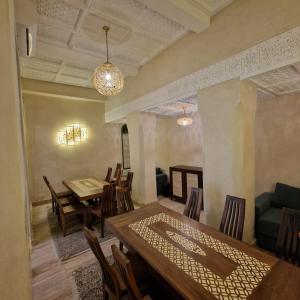 马拉喀什Riad contessa的一间带桌椅的用餐室