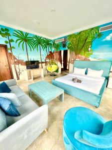 迪拜DARÏ的一间卧室设有两张床,并拥有海滩壁画
