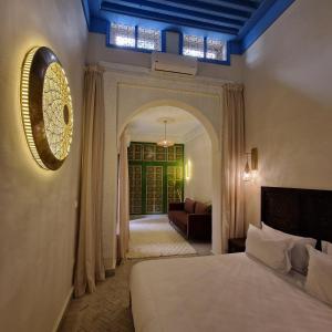马拉喀什Riad contessa的一间卧室设有一张床和一间客厅。