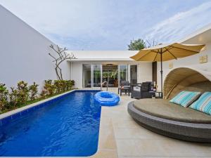 今归仁村Pool Villa Imadomari by Coldio Premium的一个带床和遮阳伞的游泳池